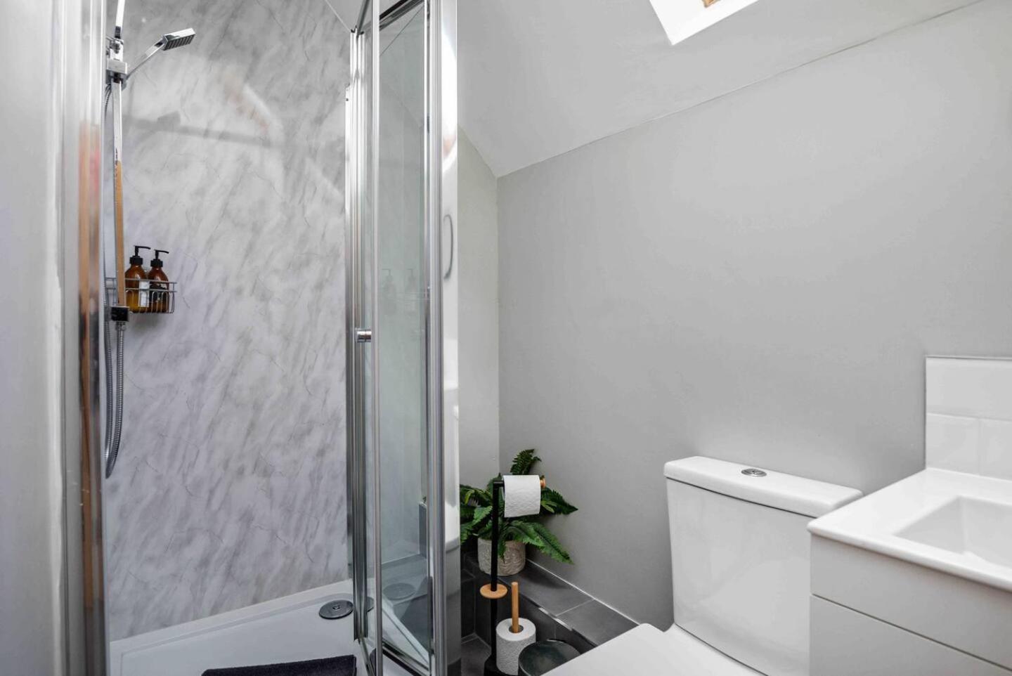 Stylish & Spacious 3 Bed Apartment With Parking เชฟฟิลด์ ภายนอก รูปภาพ